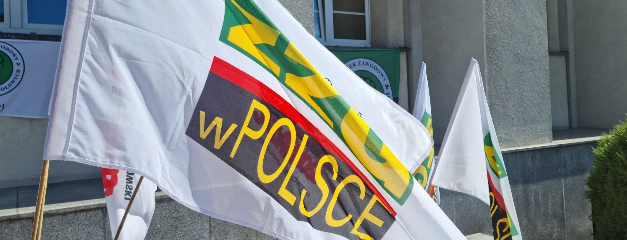 mężczyzna myślący o wykresie pieniężnym