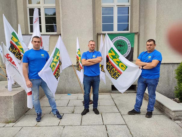 mężczyzna myślący o wykresie pieniężnym