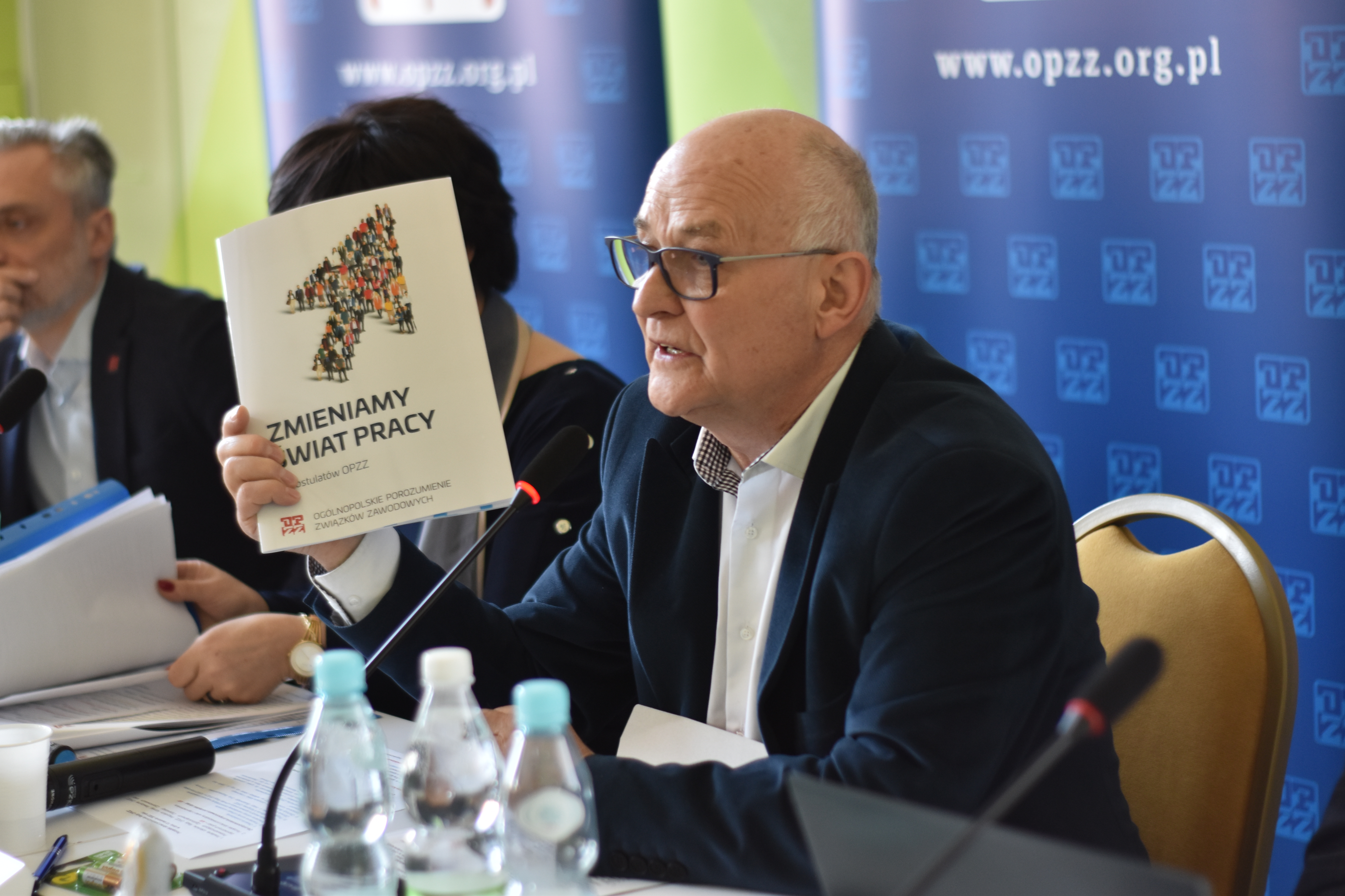mężczyzna myślący o wykresie pieniężnym