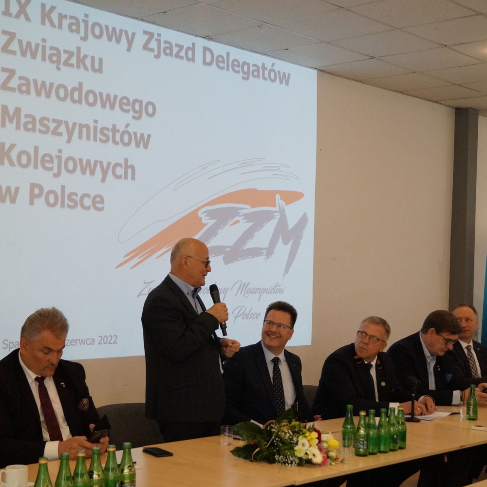 mężczyzna z mikrofonem