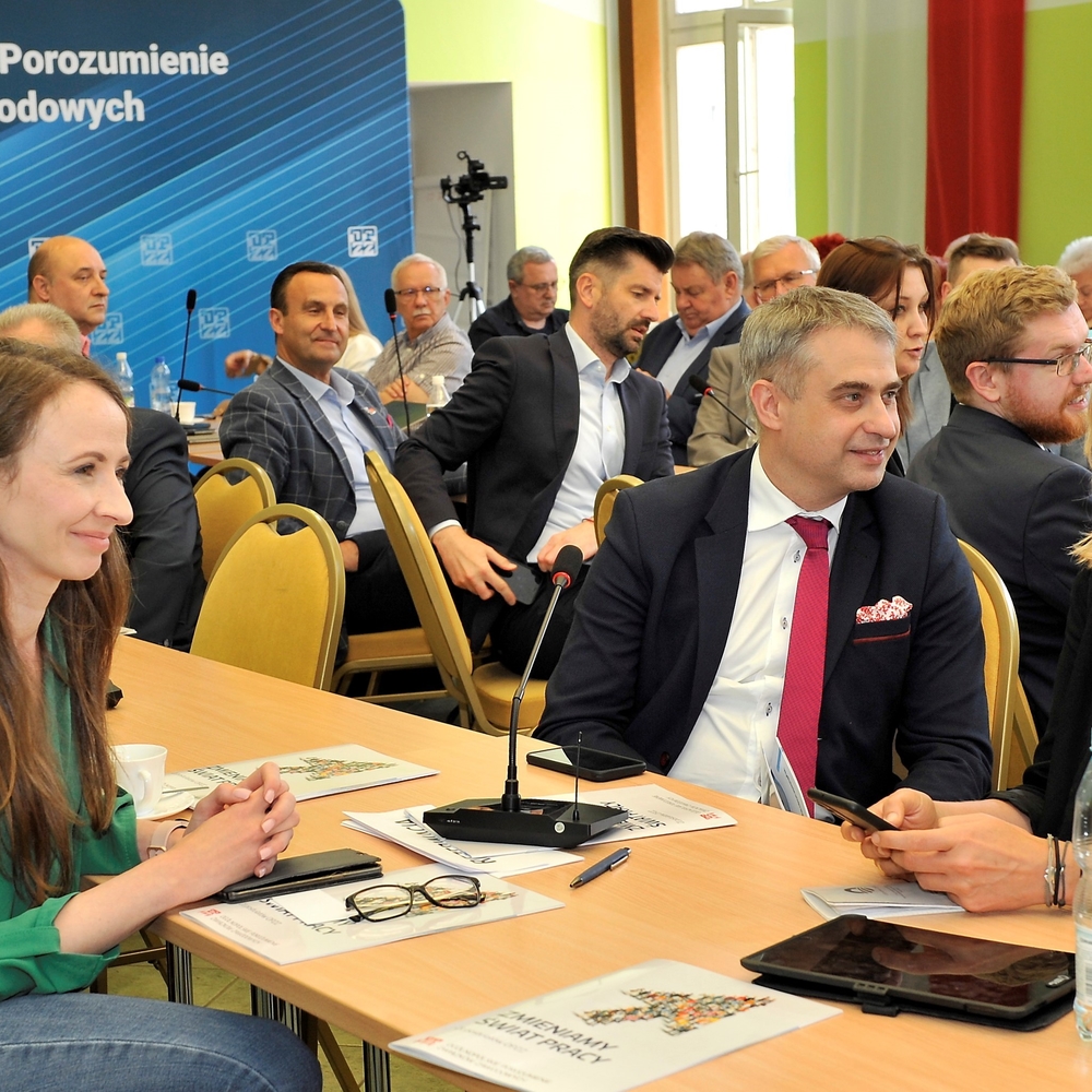 zgromadzenie ludzi na konferencji