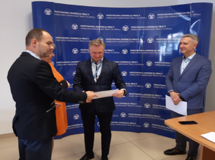 grupa mężczyzn