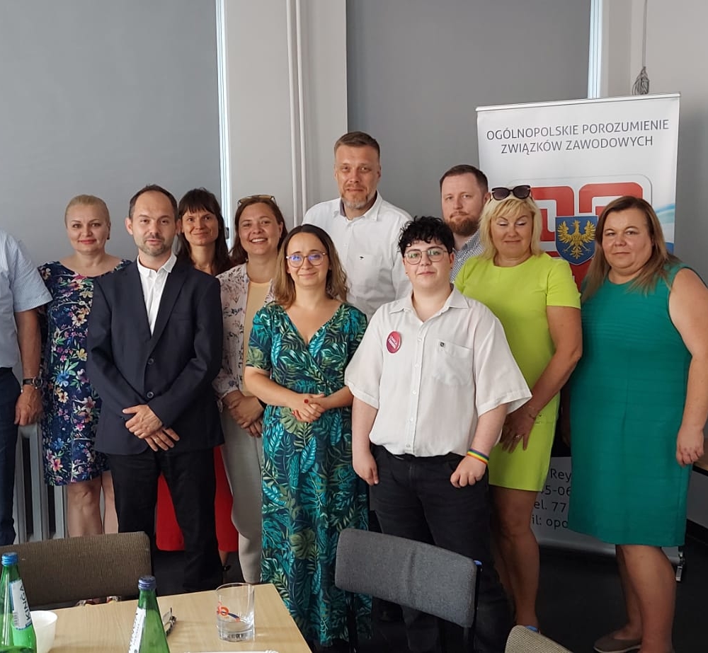 tłum ludzi uśmiechających się do zdjęcia