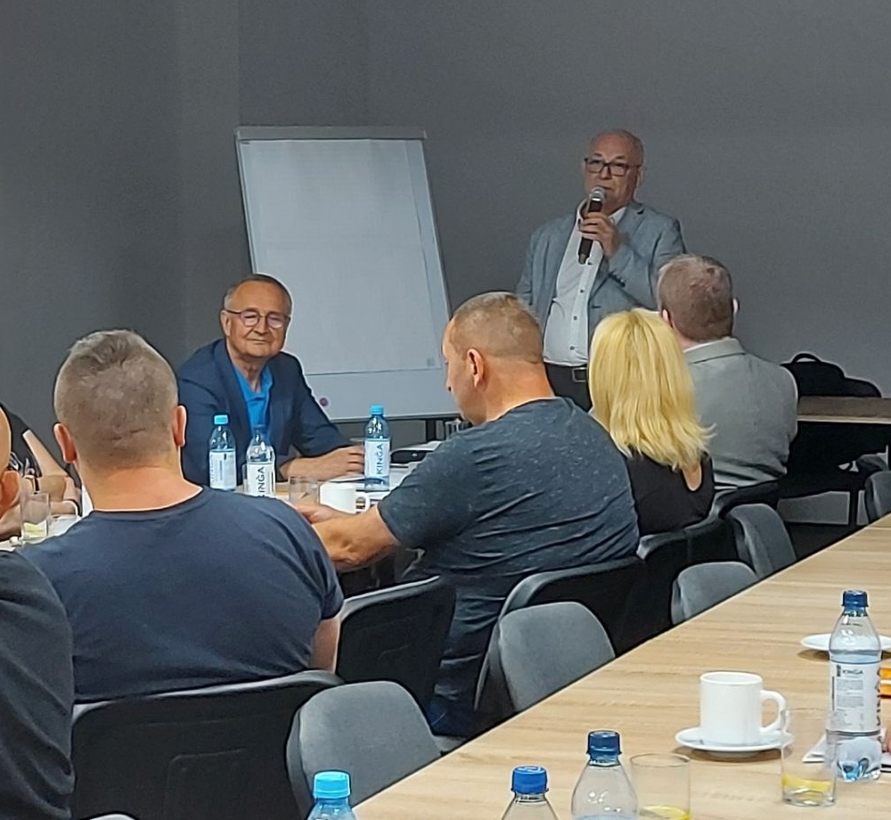 mężczyzna z mikrofonem