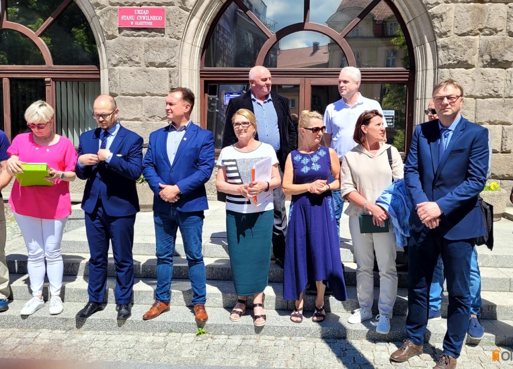 grupa elegancko ubranych ludzi