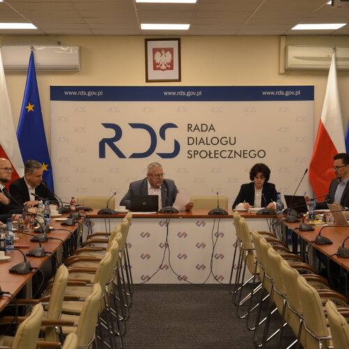 Obraz główny aktualności o tytule RDS dyskutuje o założeniach makroekonomicznych i wynagrodzeniach w 2027 r. 