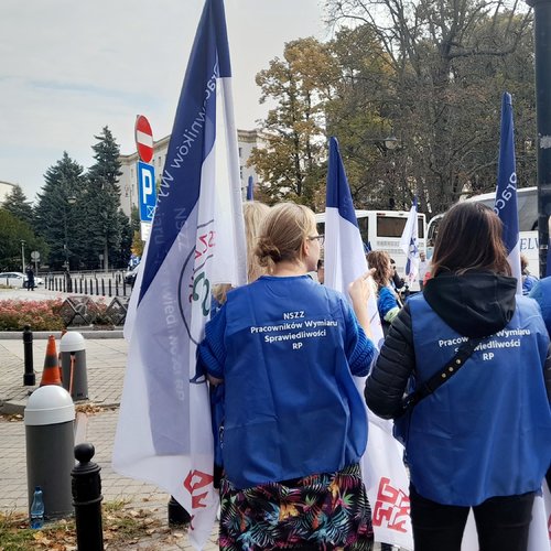 Obraz główny aktualności o tytule Manifestacja pracowników sądów i prokuratury pod Sejmem RP 