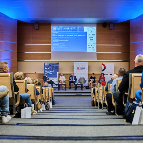 Obraz główny aktualności o tytule We Wrocławiu odbyła się ogólnopolska konferencja OPZZ 'Fakty zamiast mitów – jak wiedza i dialog budują społeczeństwo równości' 