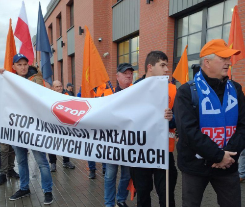 Obraz główny aktualności o tytule Dworzec PKP SIEDLCE 30 października 2025: Wspólny protest związków zawodowych i pracowników Zakładu Linii Kolejowych w Siedlcach. 